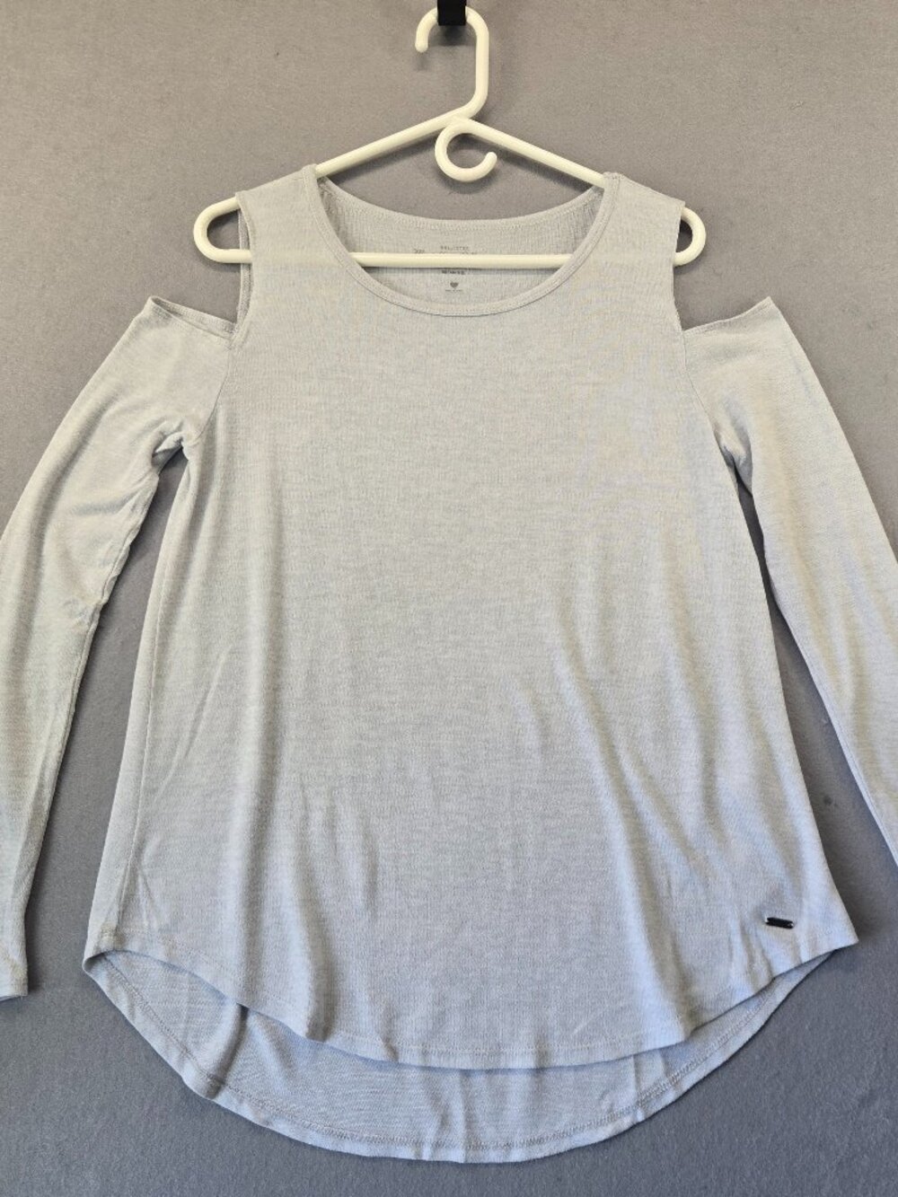 Hollister Must Have Collection, Cold Shoulder Sweater, Hi-Low, Light Gray, Large